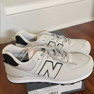 NWT New Balance Light Gray Sneakers with Black 'N' Trim K4